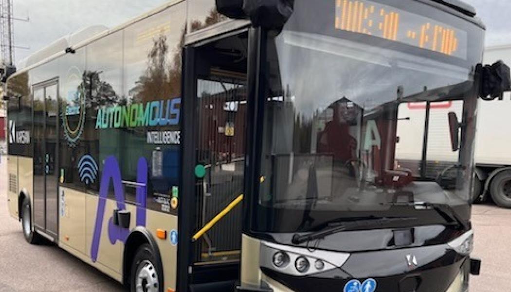 Bussen är eldriven och utrustad med lidar, sensorer, GPS och vinterdäck. En säkerhetschaufför finns alltid ombord för att övervaka körningen och vid behov ta över manuellt. Foto: Robin Andersson /Sälen Buss.