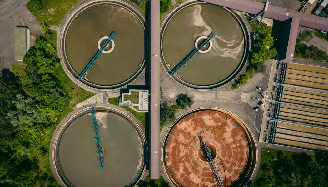 Hur kostnaderna för avancerad rening ska hanteras inom ramen för producentansvaret är huvudfrågan i en ny gemensam rapport från de nordiska branschorganisationerna för vatten och avlopp. Foto: patrick federi/unsplash