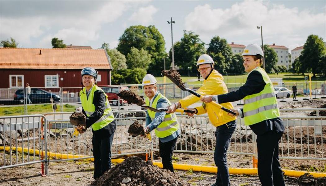 Från vänster: Robert Bengtsson VD Tuve Bygg, Hampus Magnusson ordförande i byggnadsnämnden och vice ordförande fastighetsnämnden Göteborgs Stad, Niklas Ohldin Regionchef Väst Magnolia Bostad och Måns Johansson Associate Niam.