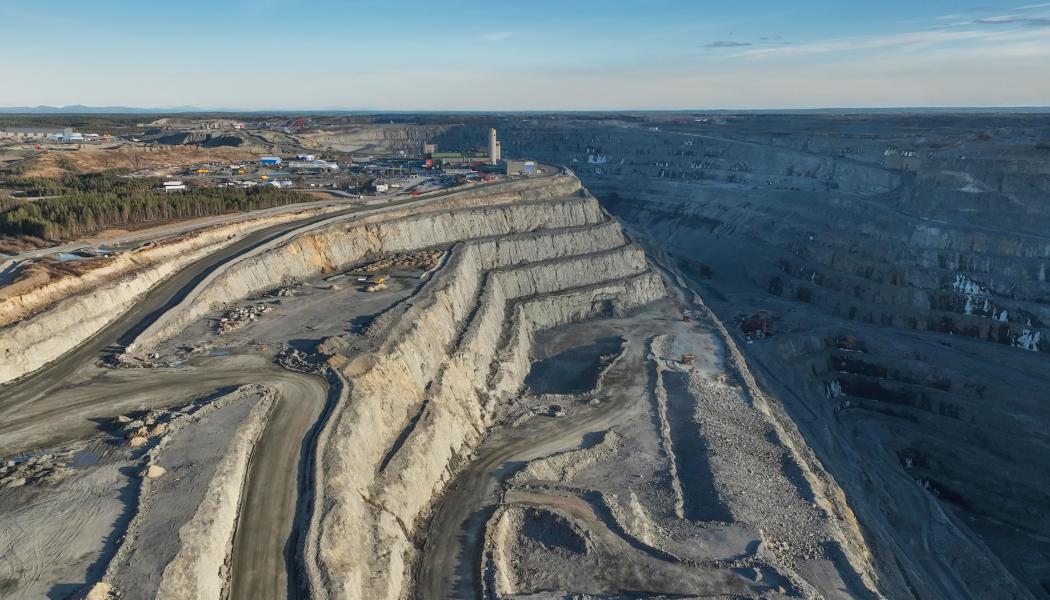 Sandmagasinen behövs för gruvans kopparproduktion. De nya systemen för elförsörjningen, ska möjliggör ”övervakning i realtid av vattenflöden och dammens beteende” samt säkerställer efterlevnad av den globala branschstandarden för hantering av sandmagasin. Foto: Boliden