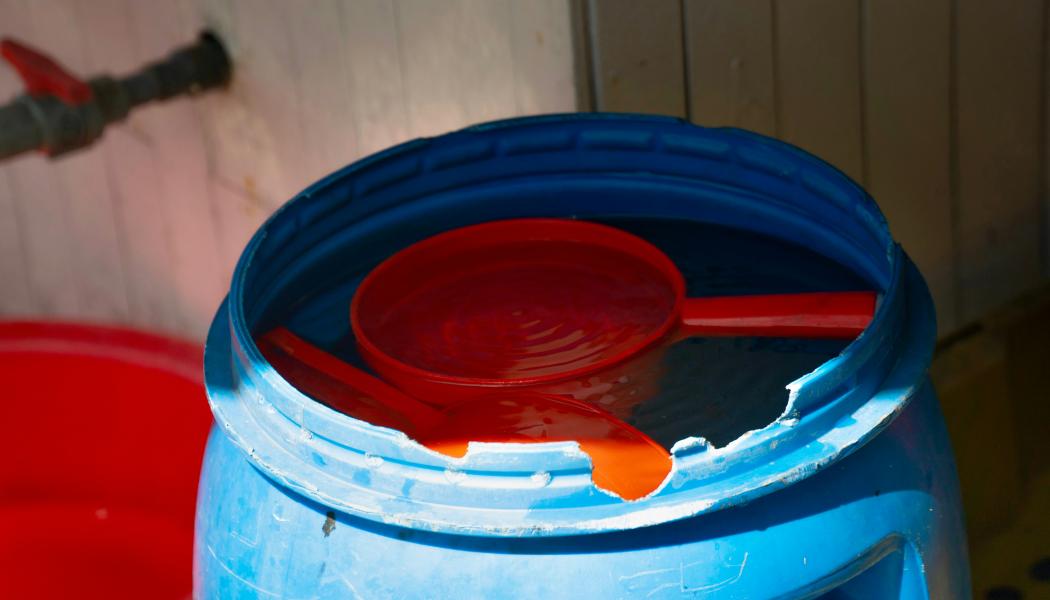 Sex av tio saknar helt sparat dricksvatten. Undersökningen visar dessutom att tillgången till beredskapsvatten i hemmen skiljer sig stort mellan olika delar av landet. Foto: Manh Le/Unsplash.