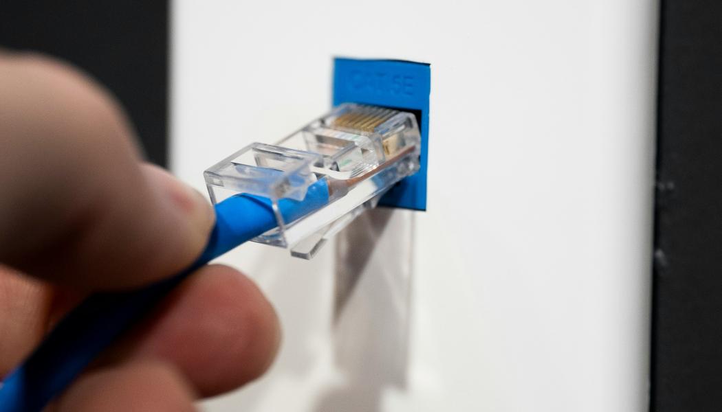 Nätverkskabel som kopplas in i ett uttag Foto: 2h media/Unsplash