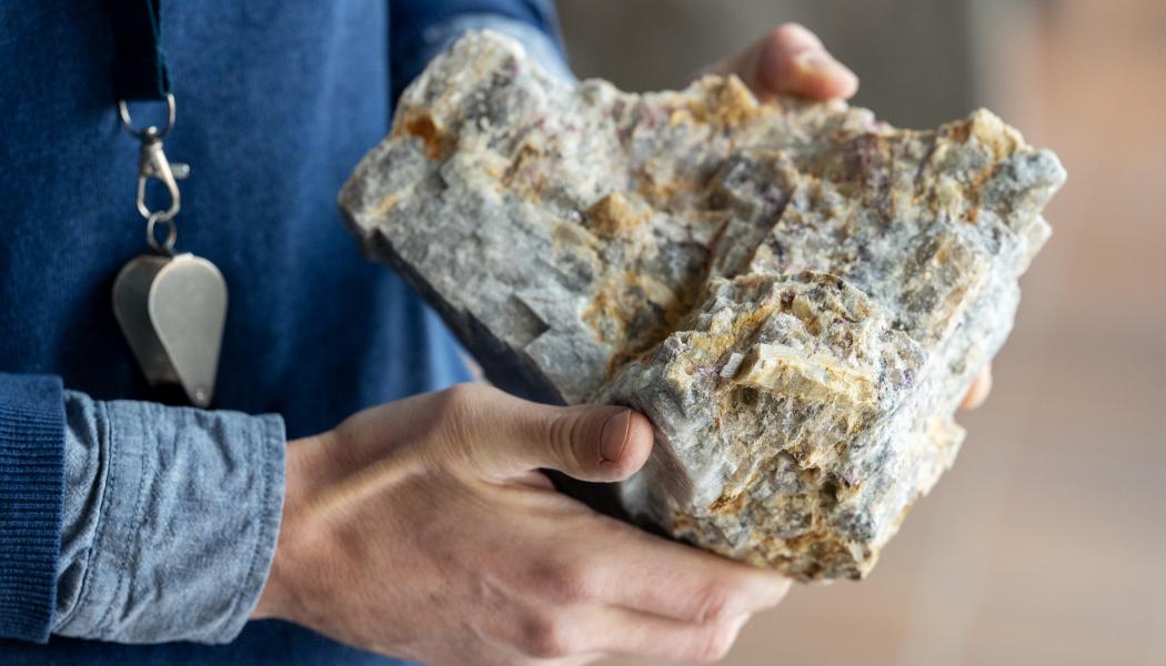 Litium, cesium och tantal är metaller som ofta finns i bergarten pegmatit. Pressbild.