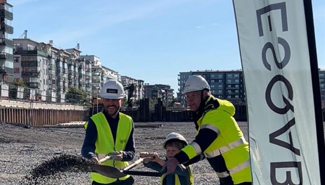 Erik Pelling Magnus Andersson och ung kund. Pressbild: Besqab