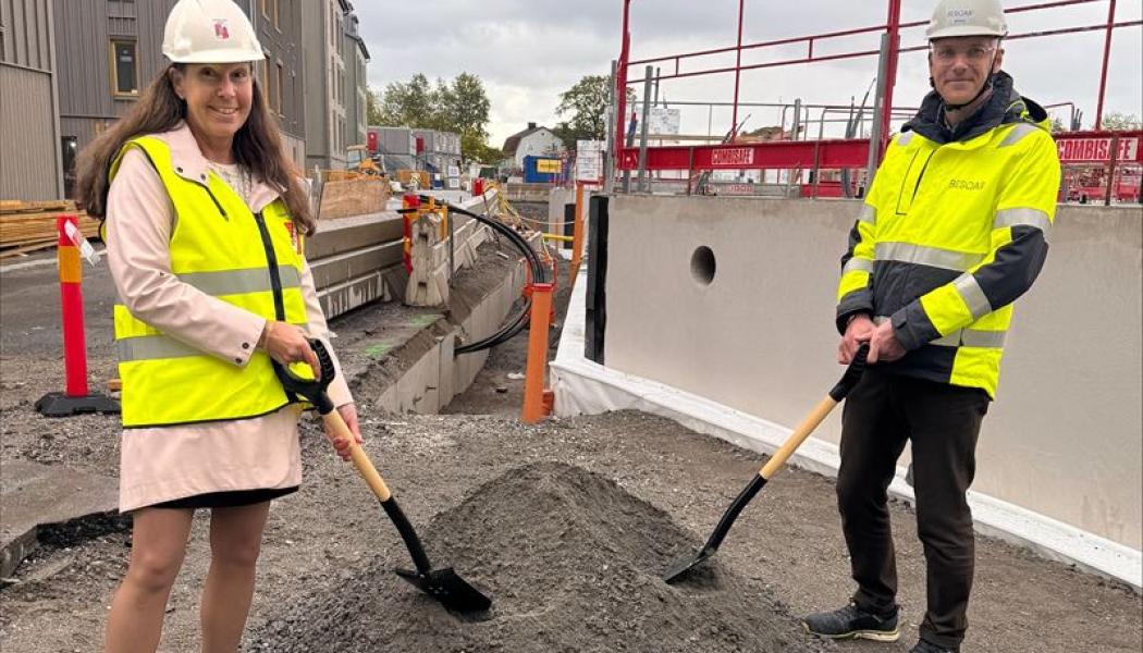    
Tina Runhem och Magnus Andersson tar första spadtaget på Norrberget. Pressbild: Besqab