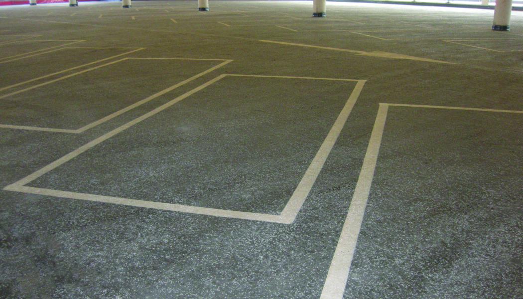 Industrigolv förekommer ofta i parkeringshus, exempelvis här i köpcentret Mobilia i Malmö.