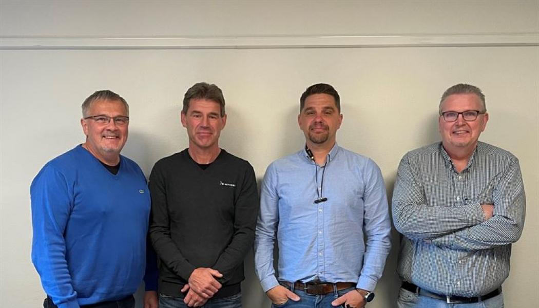 Från vänster: Sven Westdahl, (regionchef på region NÖG) Anders Dalhammer (ägare Electrosec), Kalle Andersson (ägare Electrosec), Christer Elfström (avdelningschef på Linköping EL Bravida). Foto: Bravida