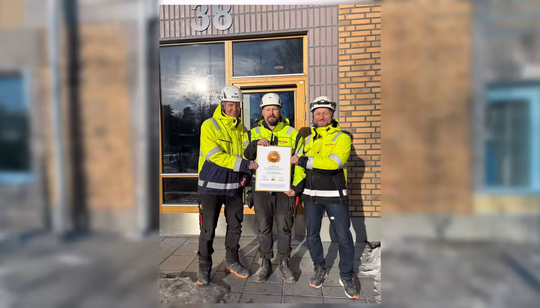 Fredrik Celmins, produktionsledare, Mikael Jadeborg, produktionsledare och Magnus Granlöf, arbetschef Ikano Bostad tar stolt emot kvalitetsutmärkelsen ”PQi – Utmärkt Projektkvalitet” för arbetet i projektet Lysa. Pressbild: Binosight