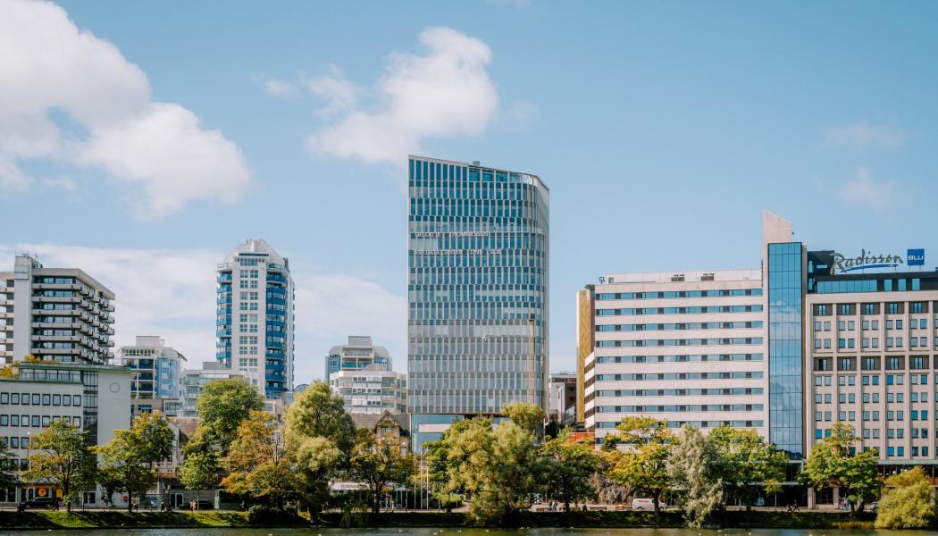 K8 reser sig som ett nytt landmärke i centrala Stavanger. Med 16 våningar och en framträdande glasfasad ger byggnaden kvarteret en ny identitet – utvecklad med hänsyn till både omgivning, skala och stadsliv.

Foto: Schmidt Hammer Lassen, Jack Dempster & Staticus