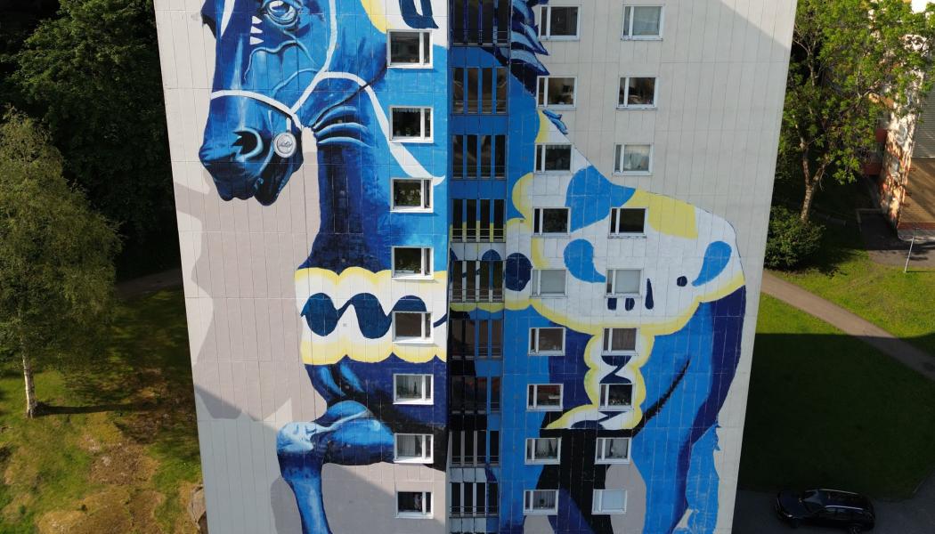 Shai Dahan är känd för sina stora målningar av dalahästar och står bakom muralmålningen av världens största dalahäst i Partille, målad med färg från Flügger. Foto: Flügger