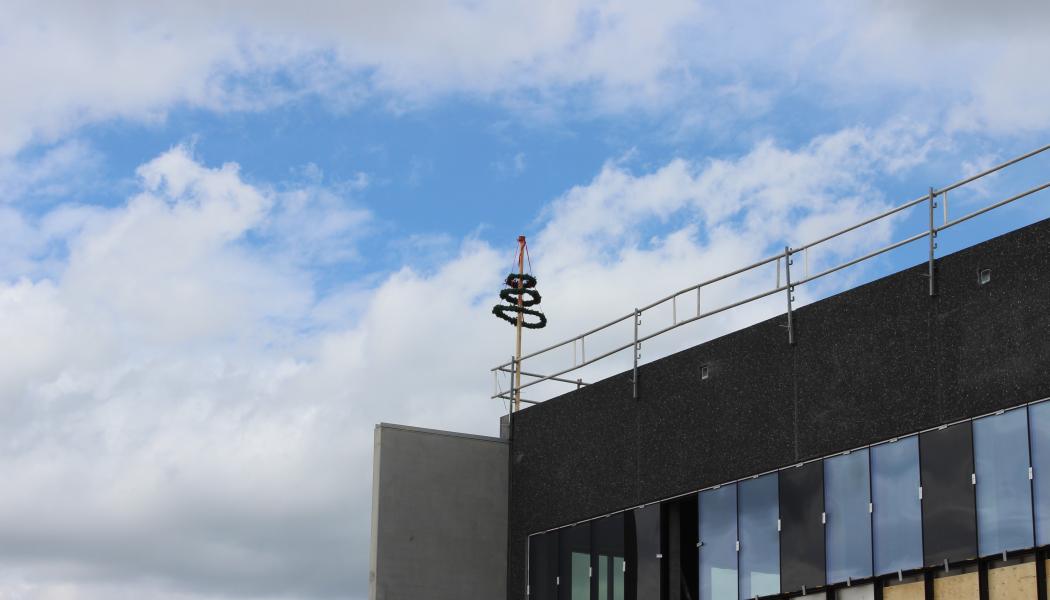 Den 11 maj hissade Kramp taklagskransen över det kommande distributionscentret i Vejle. Foto: Kramp