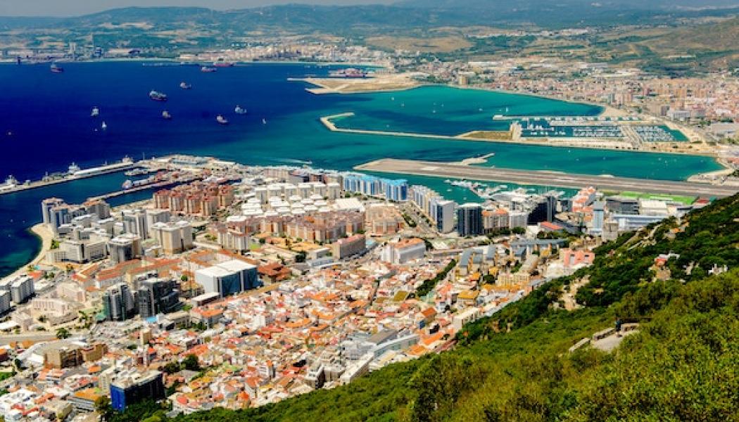 Nu upphör bilkörningen över start- och landningsbanan i Gibraltar i och med att en ny tunnel har invigts. Foto: Michal Mrozek/Unsplash 