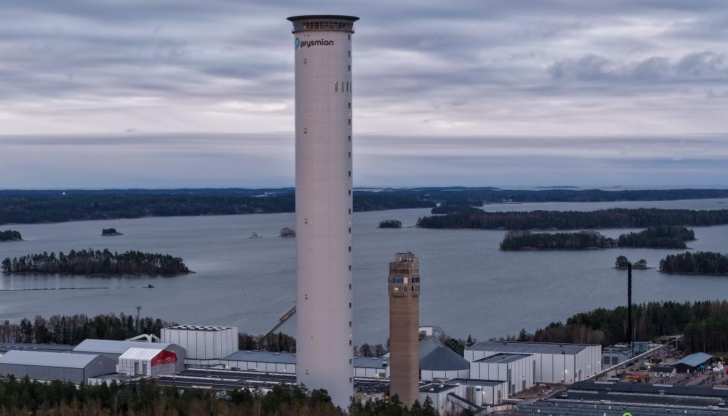 Prysmian Tower är inte bara ett landmärke som sträcker sig mot himlen. Byggnaden spelar också en viktig roll i energiomställningen, tack vare produktionen av toppmoderna sjökablar för överföring av förnybar energi. (Foto: ©Teemu Kiiskinen).