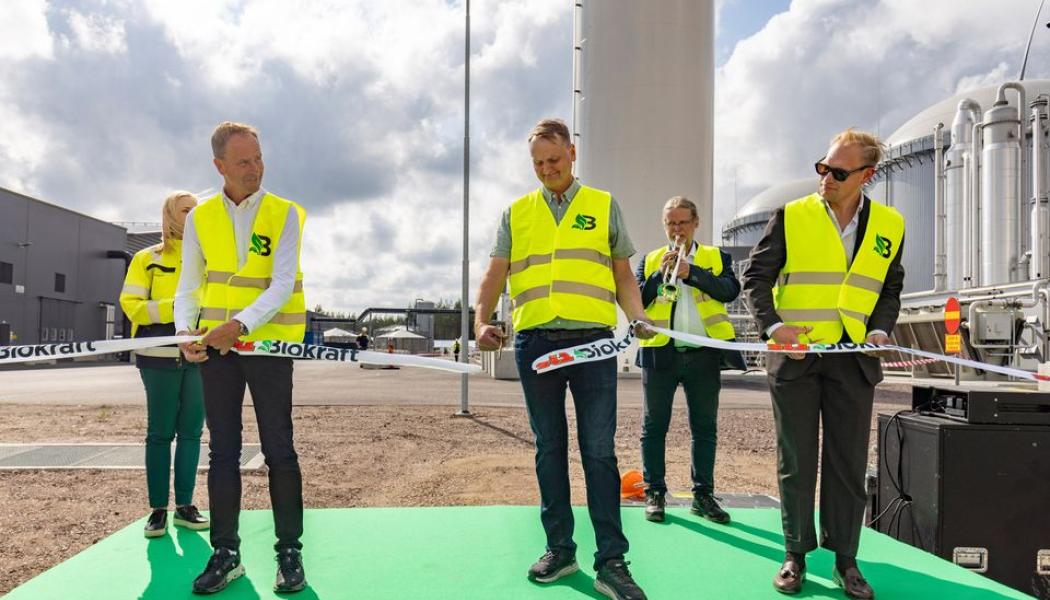 Bandklippning och invigning av St1 Biokraft Mönsterås. Bandet klipptes av Allan Widman, Landshövding Kalmar Län, Lasse Andersson, ordförande Mönsterås Biogas AB och Miika Johansson, VD St1 Biokraft Liza Simonsson St1 Biokraft