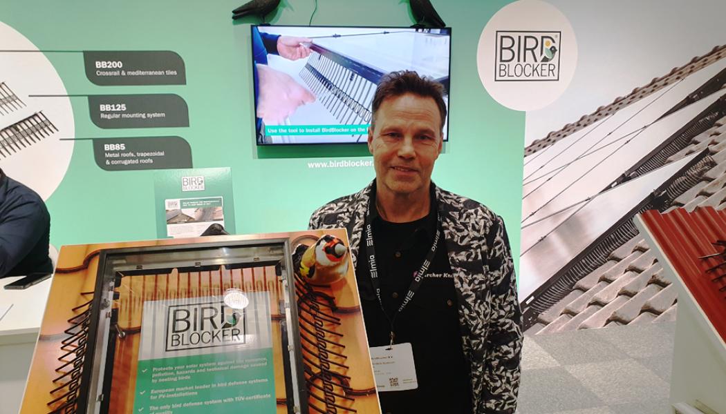 Anders Sjöstrand visar produkten