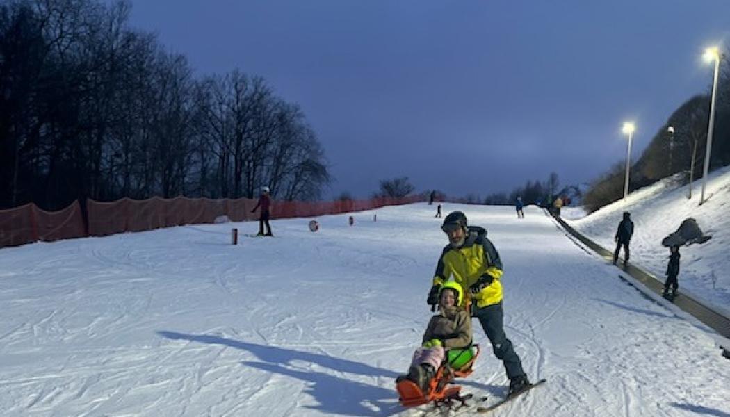 I bi-ski kan den som till exempel är rullstolsburen åka skidor sittande. Foto: Skistar