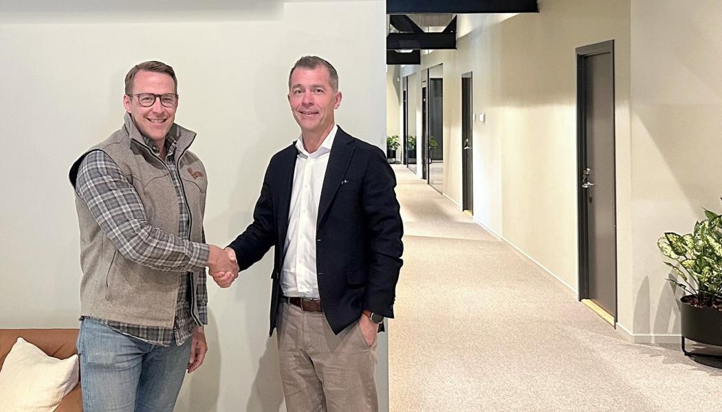 Emil Erlandsson, VD på Brännehylte Lagersystem (BLS) tillsammans med Mattias Larssen, VD på Weland Solutions skakar hand. Foto: Weland Solutions