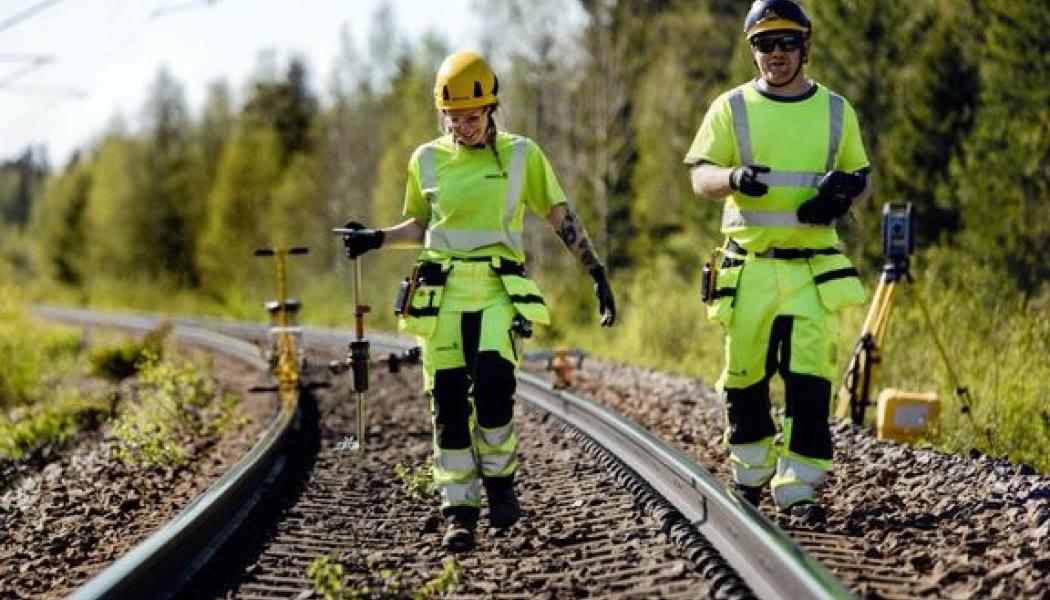 Projektet omfattar bland annat åtgärder för att ersätta äldre delar av anläggningen och leda godstrafik bort från plattformsspår för att förbättra miljön för resenärer. Foto: Sweco