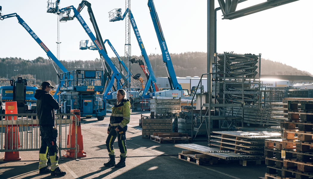 Bomliftar kan manövreras från korgen och är ett utmärkt alternativ till  ställningar. Dels för att de är mobila, dels för att de når högt.