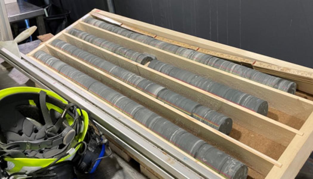 Några av de borrkärnor som har tagits upp i samband med borrningarna på Sudret. Nu återförsluts borrhålen. Foto: Åsa Funes, SGU