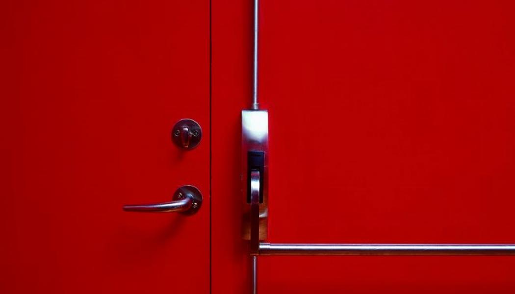 Brandklassade dörrar är inte bara en säkerhetsinvestering utan också en nödvändighet i många byggnader. Bild: Swedoor