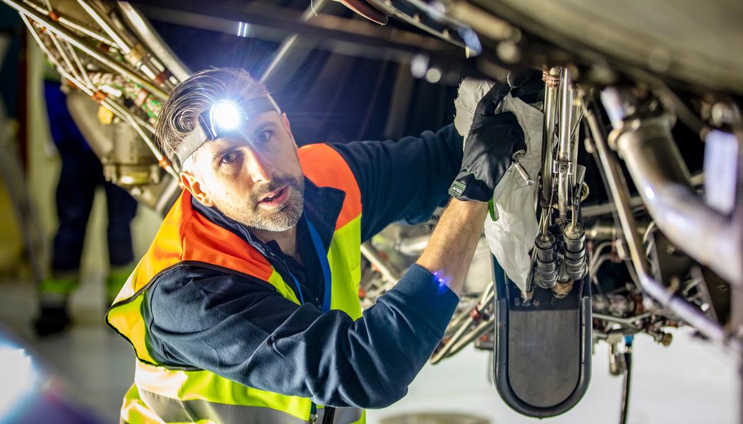 I TYAs rapport Trendindikator Flyg 2025-2028 uppger hela 73 procent av de tillfrågade företagen att det finns ett underskott av flygteknisk personal.  I bild syns Johan Afvander som är flygtekniker på Arlanda. Foto: Liza Simonsson