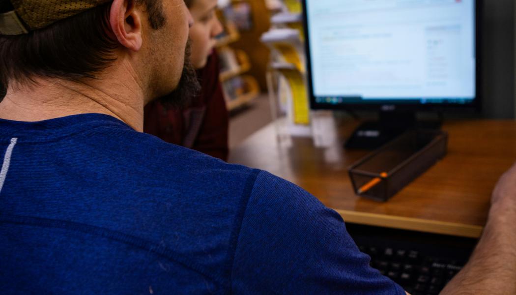 Kartläggningen omfattar 576 webbplatser inom bland annat bank, handel, apotek, myndigheter och kommuner. Resultaten visar att många användare riskerar att möta hinder vid användning av digitala tjänster. Foto: Judy Beth Morris/Unsplash