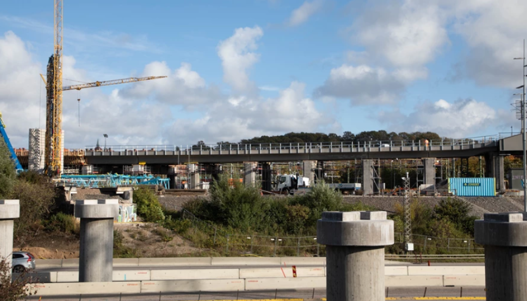 Trafikverket installerar en gjutningsform för den nya bron vid Olskroksmotet. Foto: Trafikverket