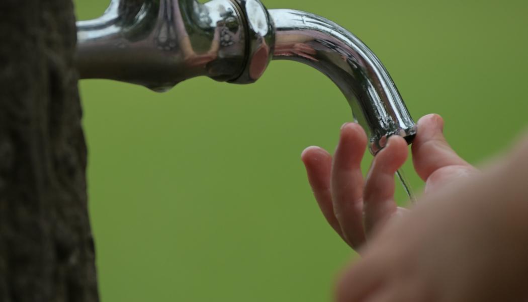 Nu finns en lista med tips till fastighetsägare med egen dricksvattenförsörjning kring hur de kan agera inför och vid kris. Foto: inside the b/unsplash
