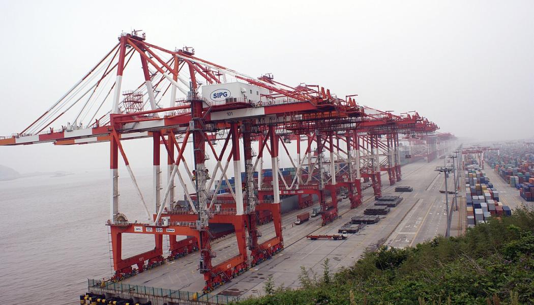 Kina, Kanada och Mexiko har samtliga förberett sig med motåtgärder när tullarna nu träder i kraft. Hamnterminal i Shanghai. Foto: Bruno Corpet (Quoique)/Wikimedia Commons