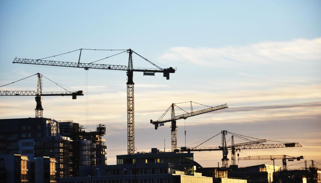 Ju större och mer komplexa byggprojekten är, desto svårare blir det att upprätthålla kontroll och ansvar i hela entreprenadkedjan. Foto: Arbetsmiljöverket