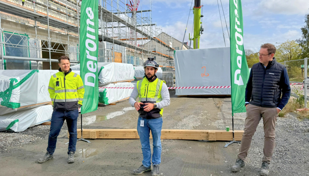 Byggstarten markerades med ett symboliskt modullyft. Personer fr. vänster. projekt- och anbudschef Andreas Ölmeby, entreprenadchef Jesper Tomasini. Båda från Derome BoPartner. Patrik Westin, vd Derome Fastighet. Pressbild: Derome
