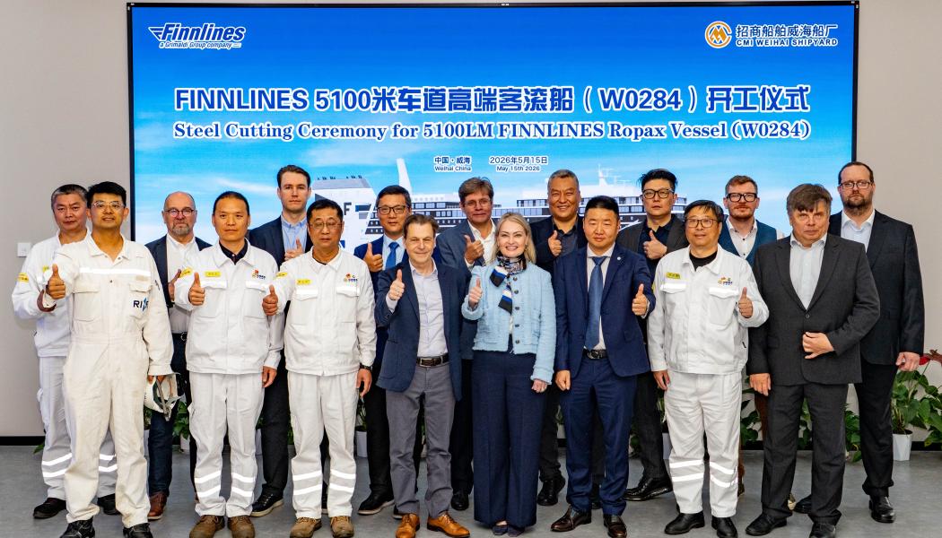 Representanter från Finnlines, ledningen och projektansvariga vid CMI Weihai Shipyard samt medlemmar från RINA:s kinesiska team samlades för att uppmärksamma stålskärningsceremonin för det första fartyget i Hansa Superstar-klassen. Foto: Finnlines
