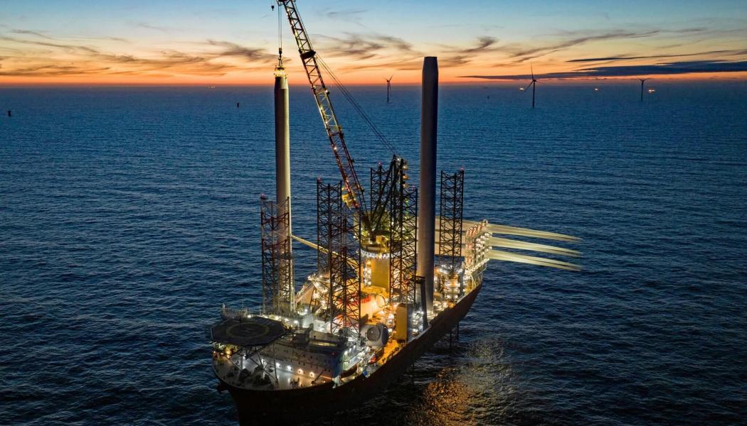 Cadelers fartyg kan transportera och installera sju kompletta vindturbinset på femton megawatt per last och har även kapacitet att installera fundament. Foto: Cadeler