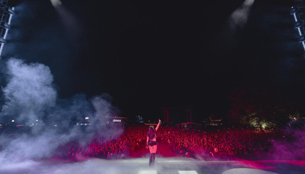 Charli XCX på scenen. Foto: Henry Redcliffe