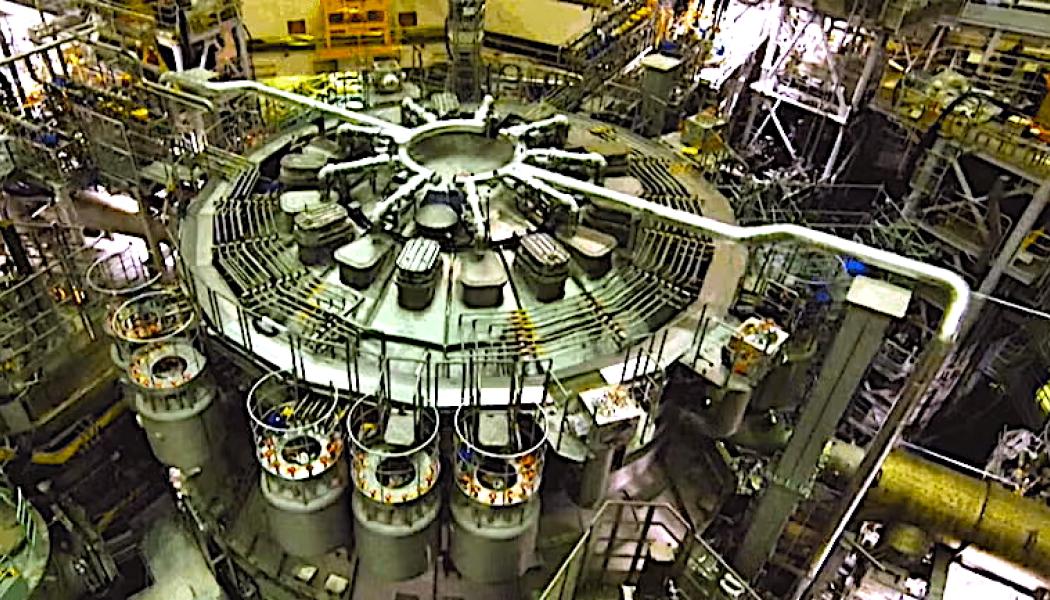 Kinesisk thorium reaktor. Prototypen nådde full driftseffekt i juni 2024, och nu – mer än ett år senare – har forskarna laddat om bränslet medan reaktorn fortfarande var i drift, något som aldrig tidigare gjorts i världen. Framgången tillkännagavs nyligen av Xu Hongjie, chef för det vetenskapliga teamet bakom toriumreaktorprojektet, under ett slutet möte vid Kinas vetenskapsakademi (CAS). – Vi befinner oss nu i framkanten av den globala kärntekniska innovationen, sade han.
Bild: Chinese Academy of Sciences (CAS)