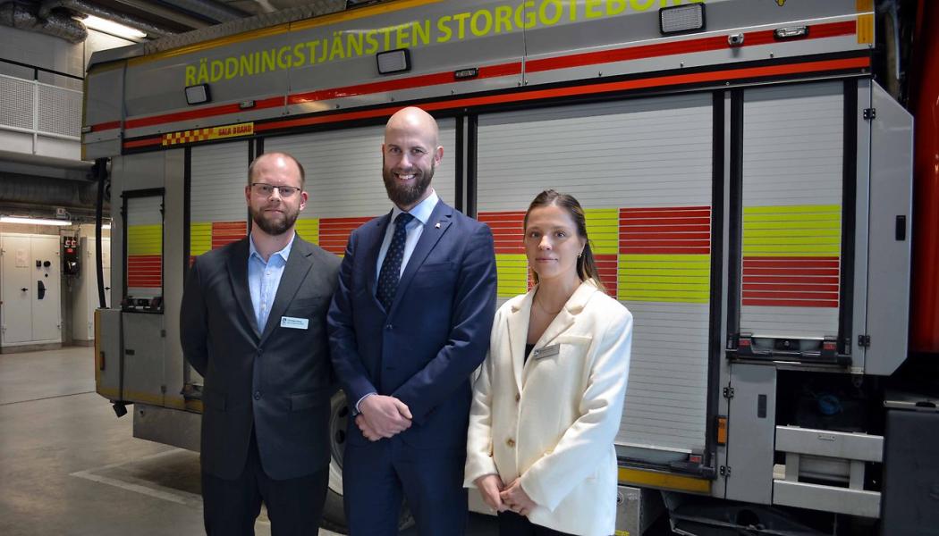 Beredskapssamordnarna Christian Isberg och Rebecka Larsson tillsammans med ministern för civilt försvar, Carl-Oskar Bohlin. Foto: Härryda kommun