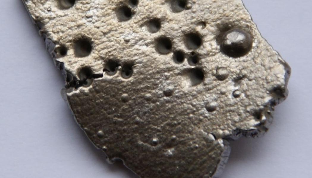 Kobolt framtagen genom elektrolys. Foto: Chemical Elements — http://images-of-elements.com/cobalt.php/Wikimedia Commons