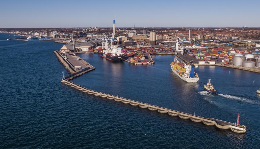 Containertrafiken fortsätter att öka i Helsingborgs Hamn under 2025. Här syns containerterminalen med pågående fartygshantering och vy mot staden. Foto: Helsingborgs Hamn