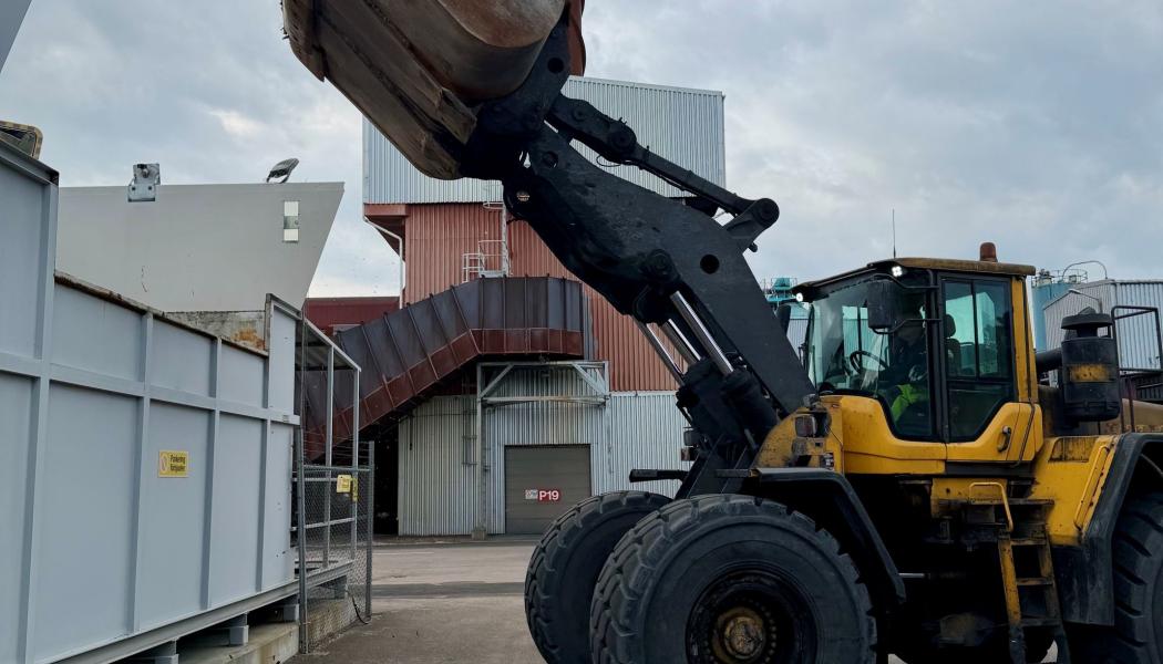 Traktor med skopa. Pressbild: Nordic Bio Power