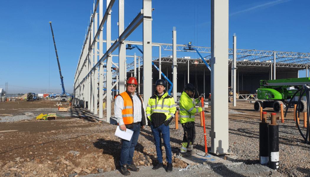 Advens Antonio Stanciu och Logicenters Johan Bäcklund ser fram emot tillskottet av fossilfri värme i Kronoslätt, en utbyggnad som kan komma fler tillgodo. Foto: Adven. 