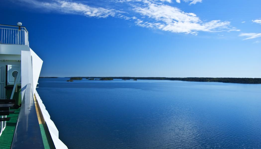 Fartygsdäck i skärgård. Foto: Föreningen Svensk Sjöfart