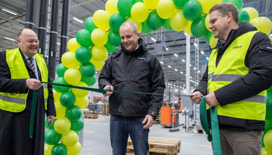 Från vänster i bild: Torkild Strandberg, kommunstyrelsens ordförande i Landskrona, Daniel Månsson, Dagabs kategoriområdeschef och platschef i Landskrona, Nicholas Pettersson, vd på Dagab. Foto: Kaneos Media 