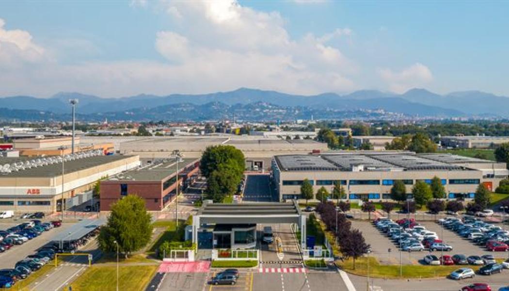En central del av satsningen är en ny anläggning i Dalmine i Italien där ABB investerar omkring 100 miljoner dollar för att öka produktionen av luftisolerade och SF₆-fria ställverk och brytare. Pressbild: ABB