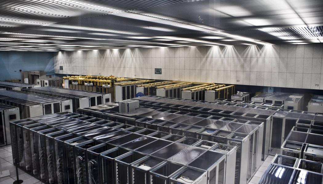 Datacenter XXXL. CERNs serverhall i Schweiz. Foto: Wikipedia Commons Lic. Kredit: Florian Hirzinger – www.fh-ap.com
 