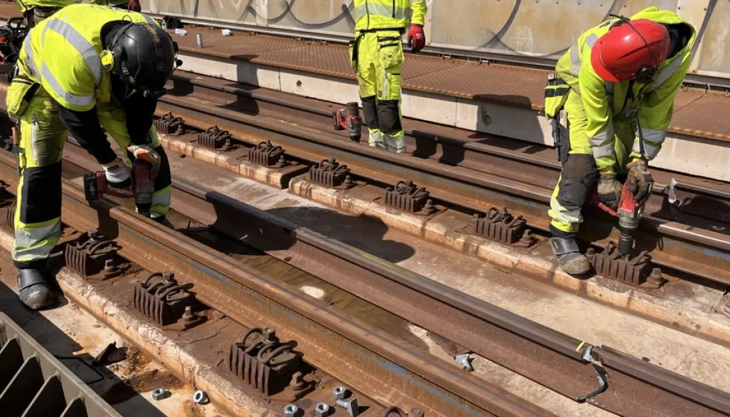 Den nya rälen sätts fast med bultar. Foto: Trafikverket
