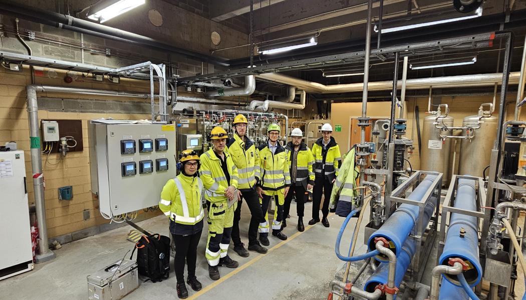 Att installera ett nytt automatiskt system för mätning av vatten- och ångcykeln på Umeå Energis kraftvärmeverk Dåva 1 var ett grupparbete. På bilden (från vänster): My Burman, Mikael Lundgren och Måns Kjellander från Umeå Energi, Dirk Nyrnberg, Oleinitec och Niklas Åkerström och Daniel Donnevi, MANA Projektbyrå.

Foto: Kevin Larsson/Oleinitec Nordic AB