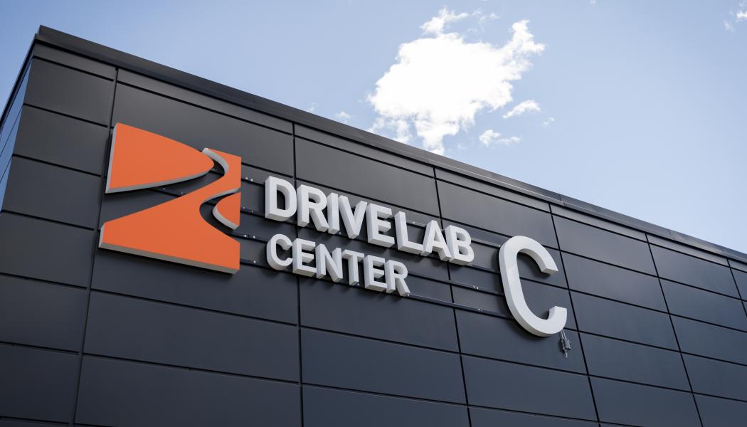 På Drivelab center bedriver företaget utbildningar kopplade till personbilar och motorcyklar. Foto: Arlanda stad