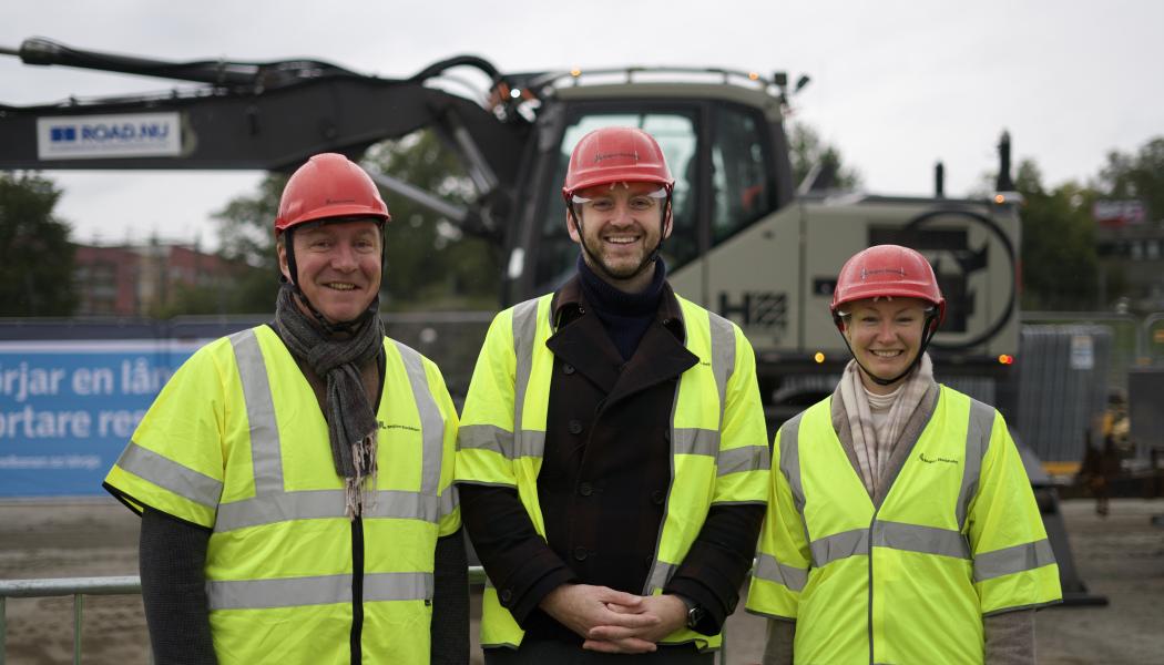 Jens Sjöström (S) investeringsregionråd, Jakop Dalunde (MP) tillträdande trafikregionråd, Michaela Haga (C) gruppledare trafiknämnden. Pressbild: Miljöpartiet i Region Stockholm