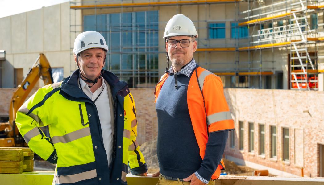 Husein Abdulah, projektledare och Kristoffer Daag (L), ordförande i utbildnings- och kulturnämnden. Pressbild: Burlövs kommun